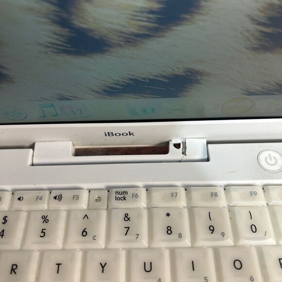 VTG Apple iBook Laptop- TURNS ON Only when plugged in - Picture 3 of 6